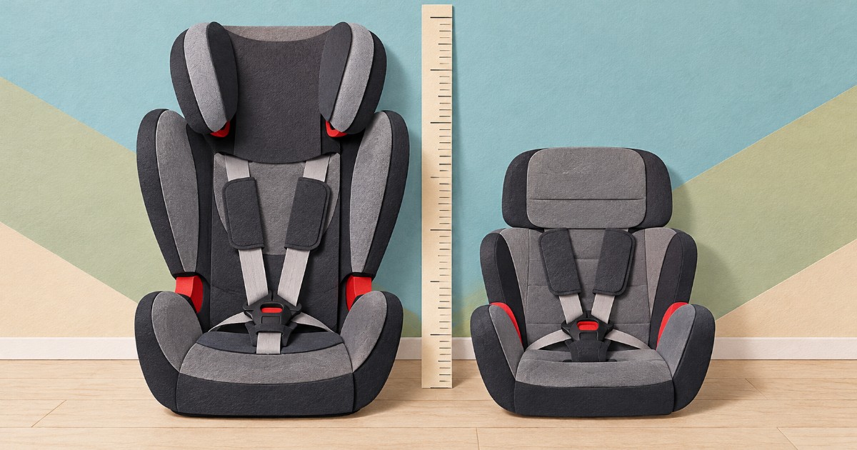 Dvě autosedačky vedle sebe, vyšší moderní a nižší starší, se svislým pravítkem